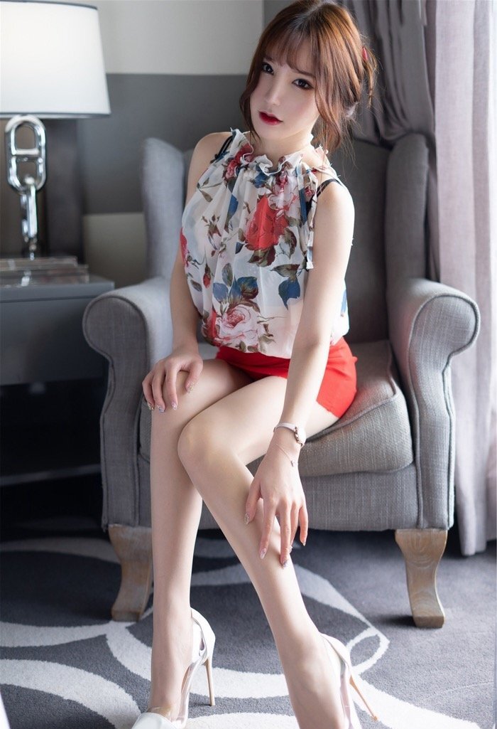 顶级美腿不容错过！风情美人周于希超薄肉丝极致诱惑