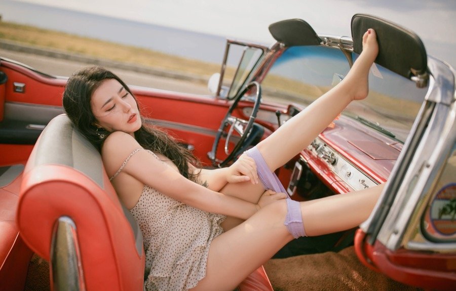 美臀女神玛鲁娜傲人身材演绎异域风情 公路露出姿势太销魂