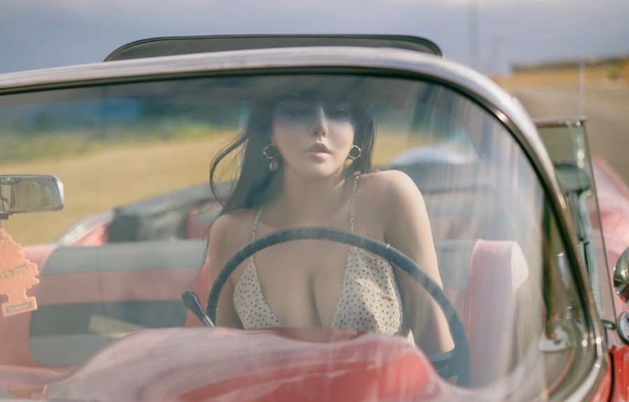 美臀女神玛鲁娜傲人身材演绎异域风情 公路露出姿势太销魂