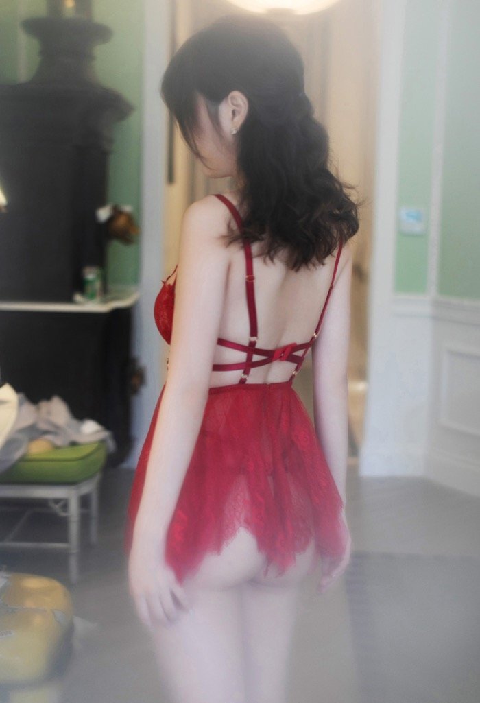 若隐若现最诱人！性感少妇王语纯透明婚纱等你洞房