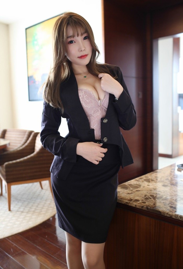 性感秘书芝芝Booty制服OL撩汉 美腿翘臀动感诱人