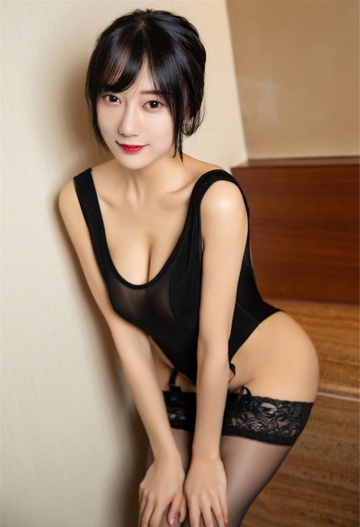 单眼皮好勾魂 女神尤物何嘉颖性感黑丝浴室诱惑