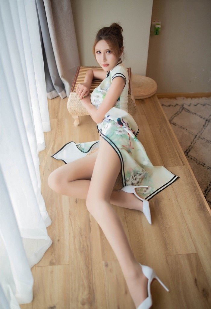 女神Emily顾奈奈酱旗袍搭配肉色丝袜 古典韵味彰显性感之美