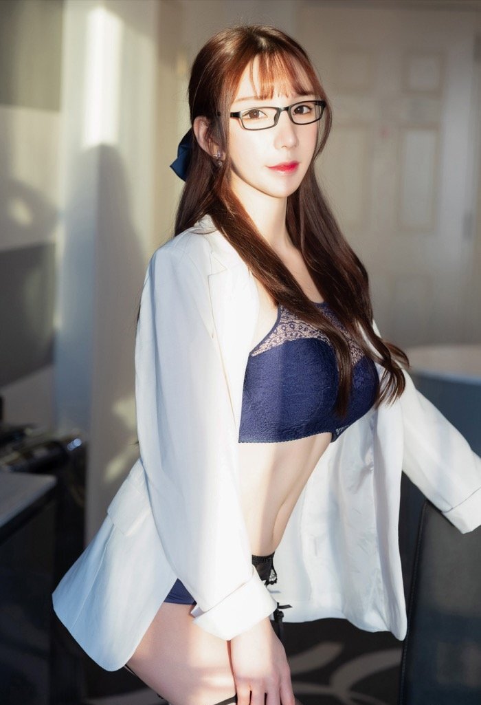 白衬衫黑丝袜完美搭配 长腿宝贝周于希唯美不失性感