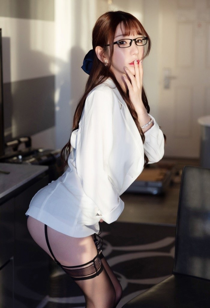 白衬衫黑丝袜完美搭配 长腿宝贝周于希唯美不失性感