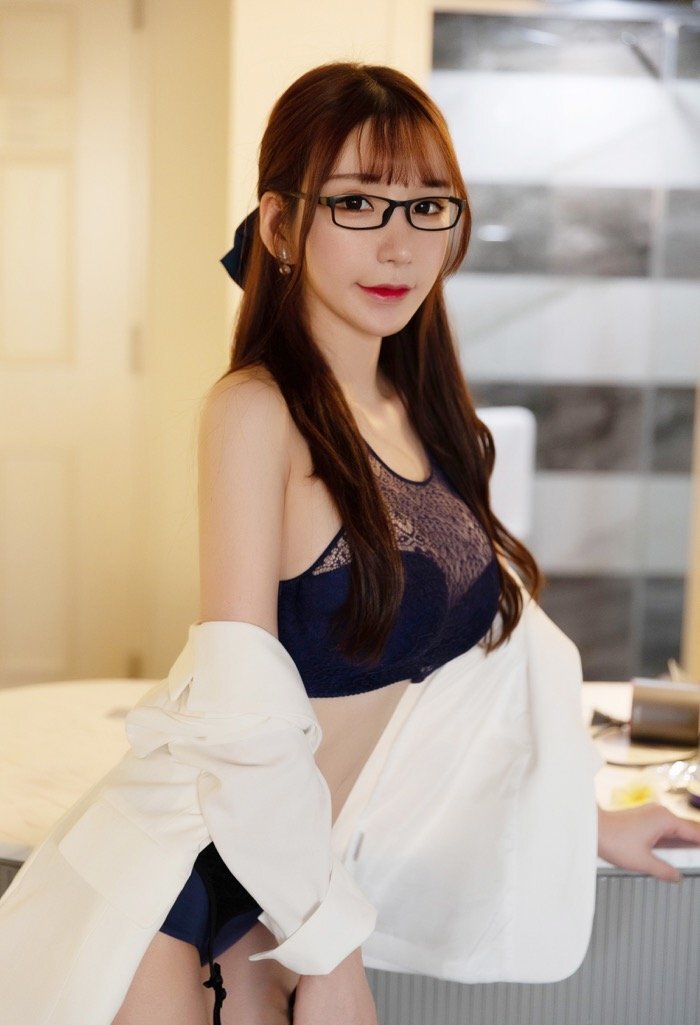 白衬衫黑丝袜完美搭配 长腿宝贝周于希唯美不失性感