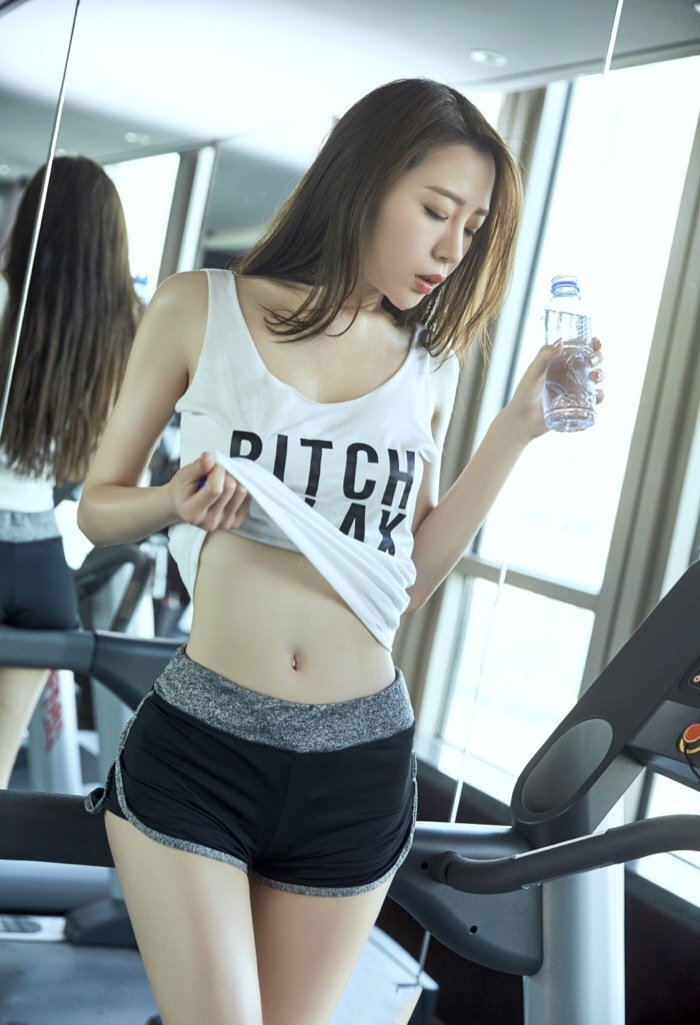 满足你对私教的幻想 健身女神梦心月撸铁性感到爆