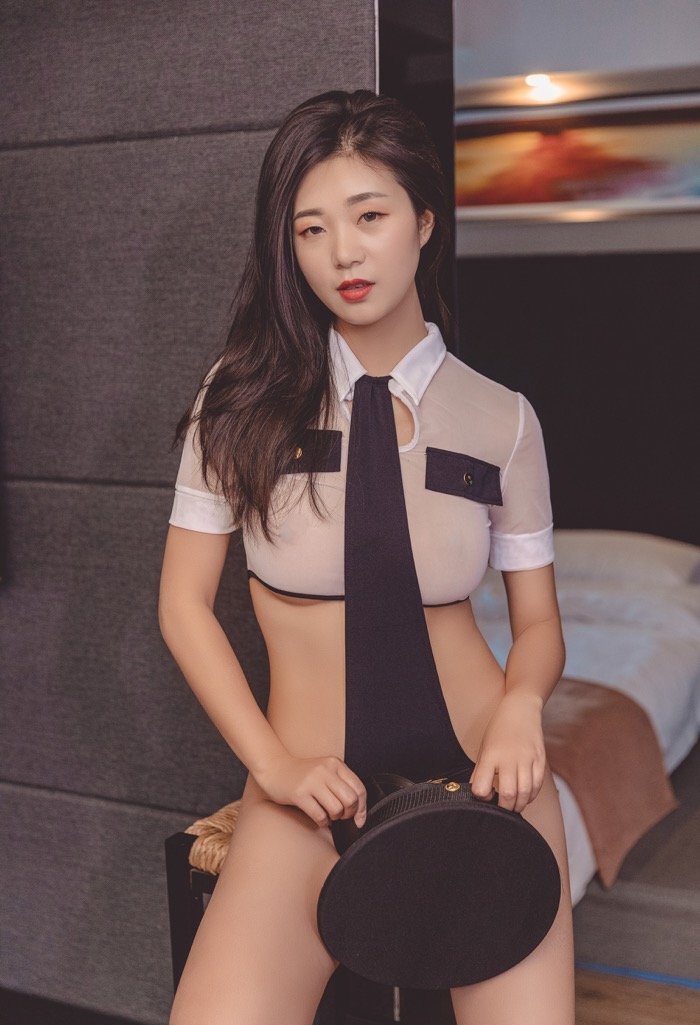 风情女神宋KiKi警花化身妖艳警花，满足你被制服的幻想