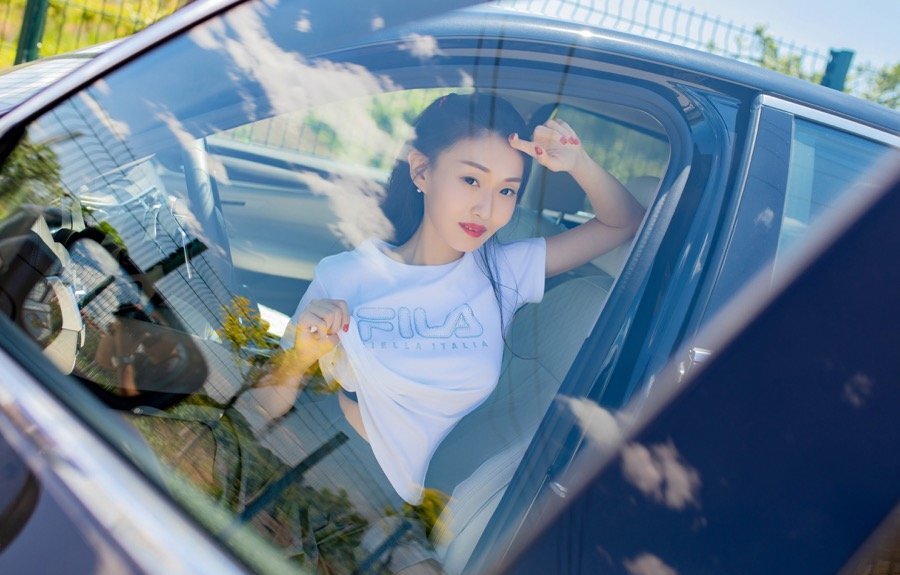 野战车震双重诱惑，风骚嫩模狐小妖户外写真狂野十足