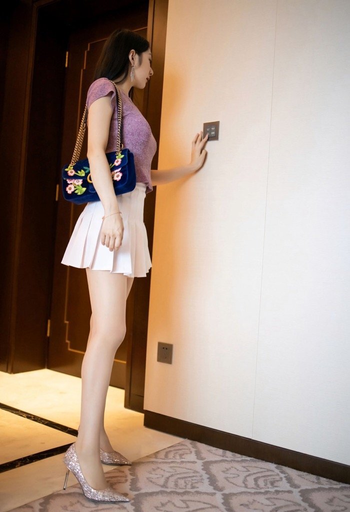 酒店约会小热巴，真实情境满足你对丝足美腿的幻想