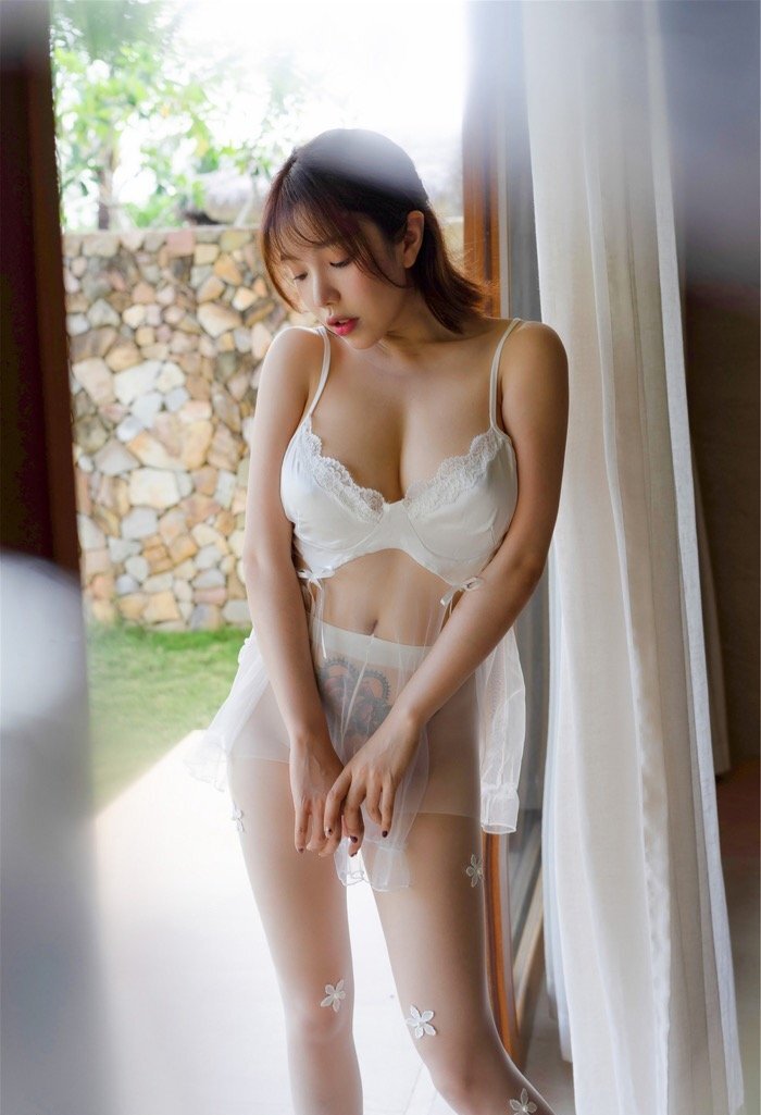 梦幻美臀极致销魂！性感女神黄楽然撅臀诱惑欲火焚身