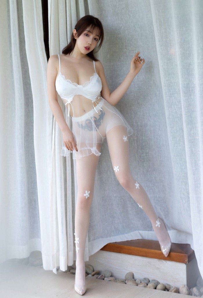 梦幻美臀极致销魂！性感女神黄楽然撅臀诱惑欲火焚身