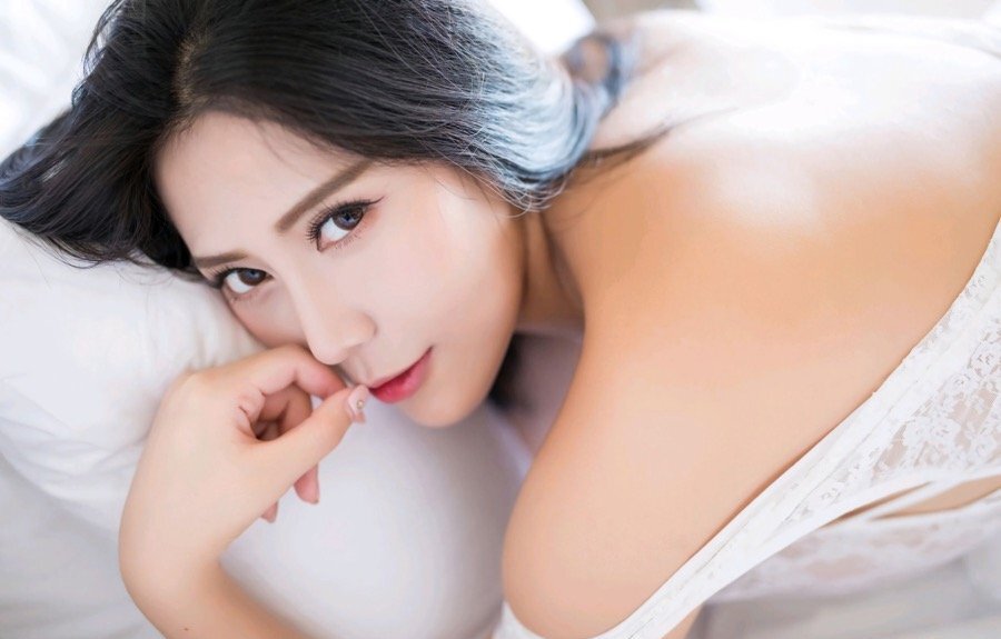 巨乳妹妹安可儿惹火销魂，丰满大奶脱下浴袍直接蹦出