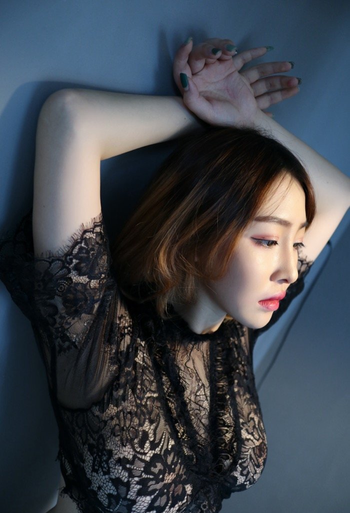 御姐尤物Demon瑶瑶家中一丝不挂，雪白胸脯又大又软