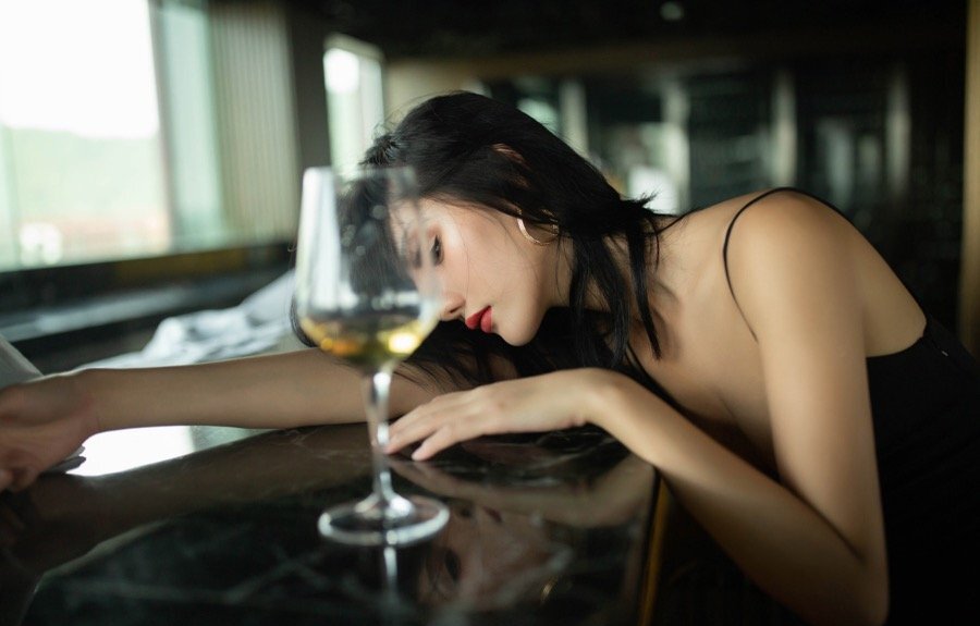 美酒配美人，风韵尤物阿朱满足你的双重欲望