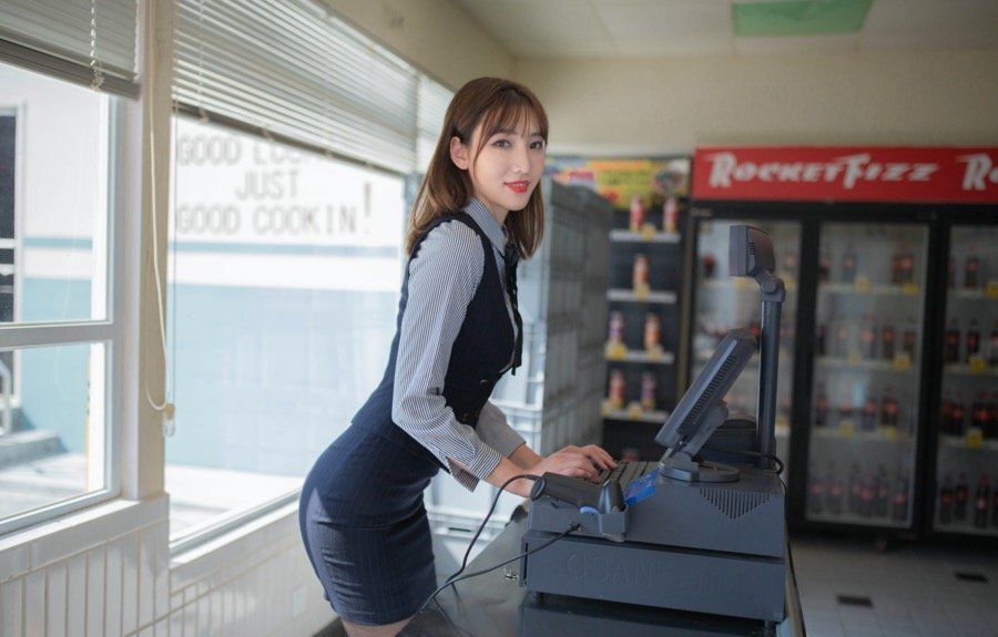 甜美尤物陆萱萱风骚演绎：便利店妹子衣衫不整作风豪放