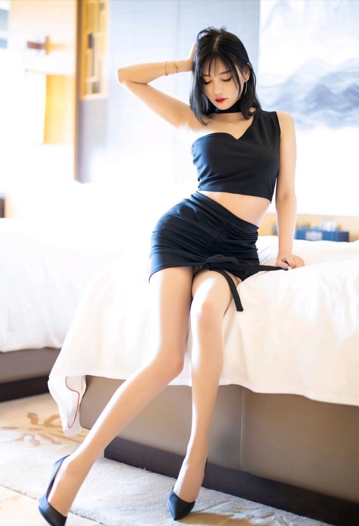 丝袜美腿令人喷血，大奶辣妹杨晨晨性感娇躯十足诱人