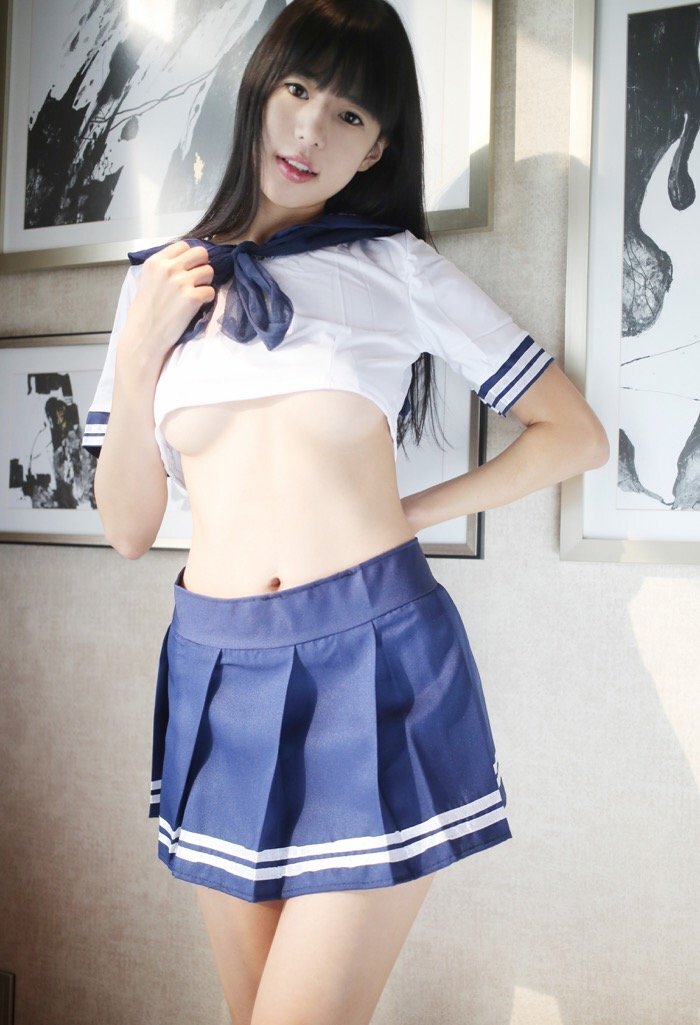 尤物少女艾栗栗大尺度私照，清凉百褶裙演绎校花幻想