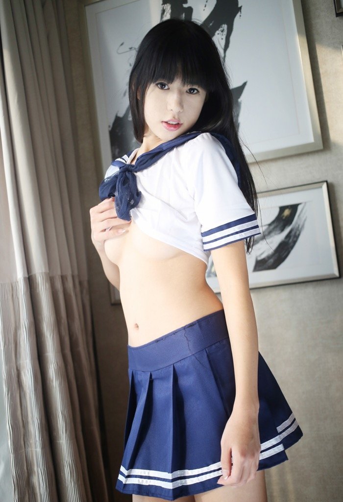 尤物少女艾栗栗大尺度私照，清凉百褶裙演绎校花幻想