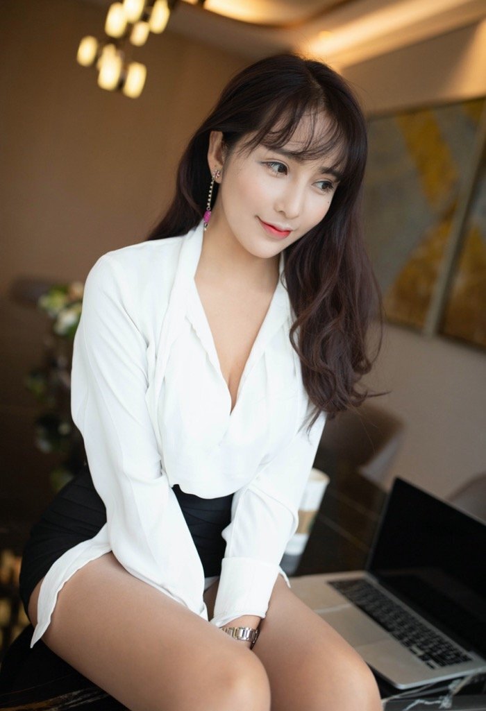 甜美秘书陶喜乐会议室脱衣，妩媚娇嗔无法抗拒