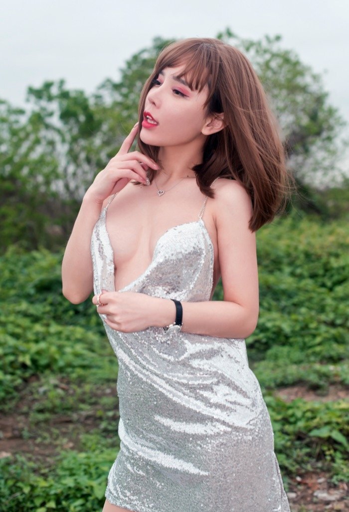 网红艾小青户外露出系列，狂野妖娆真空演绎