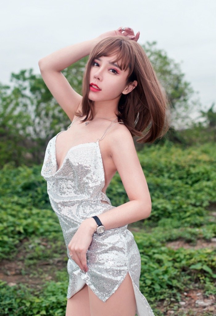 网红艾小青户外露出系列，狂野妖娆真空演绎