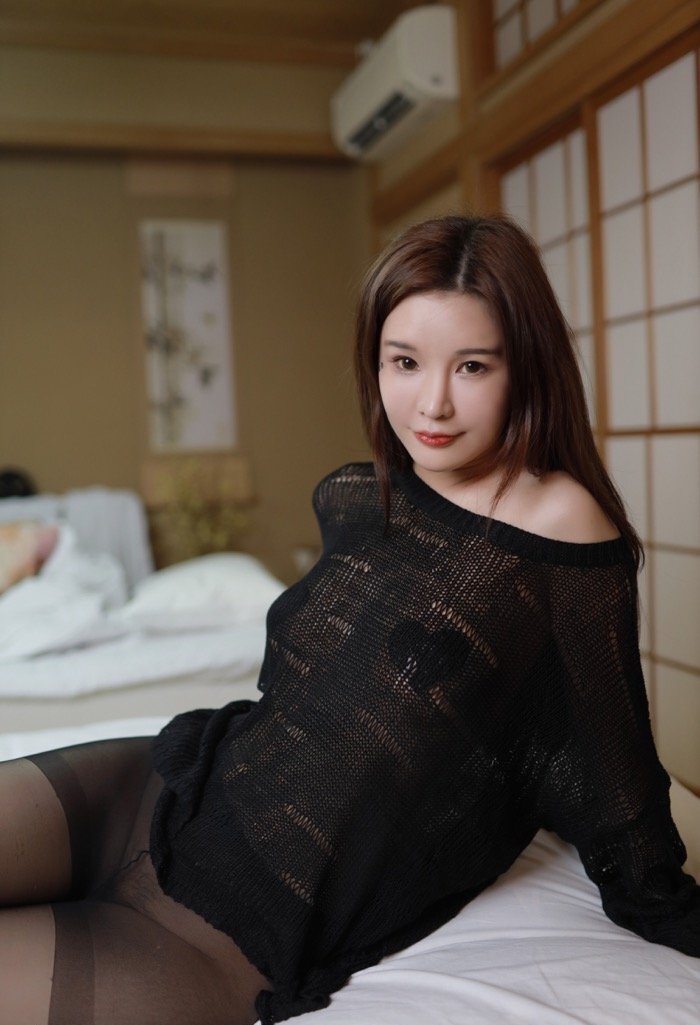 从卧室到厨房，曼妙少妇张雨萌满足你对人妻的幻想