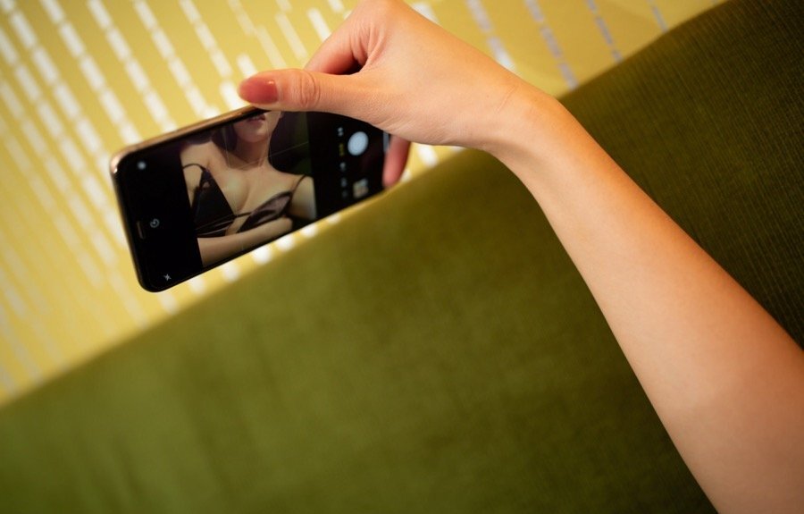 隔壁少妇寂寞有约，性感人妻阿朱老公出差等你来陪