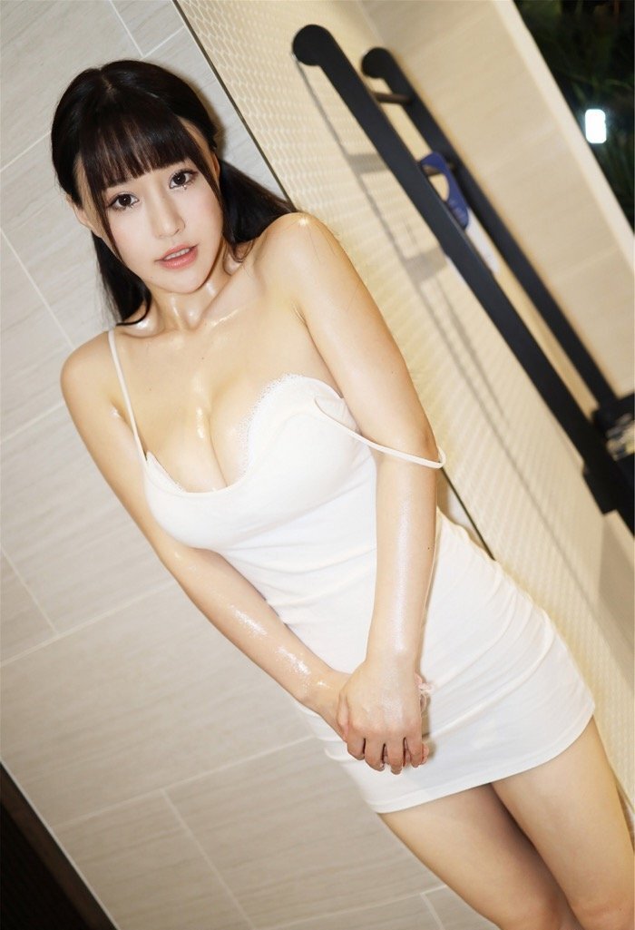 溜光水滑白里透嫩 乳神尤物朱可儿精油涂身情难自制