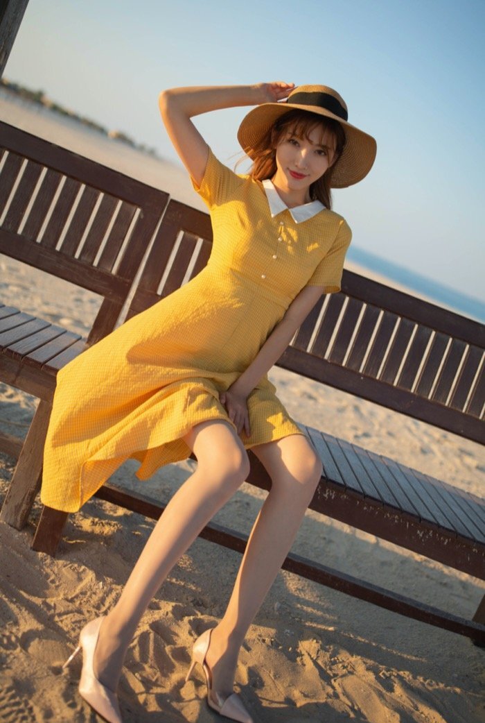 胸罩被摄影师解开！模特陆萱萱人美身材棒姿势又多样