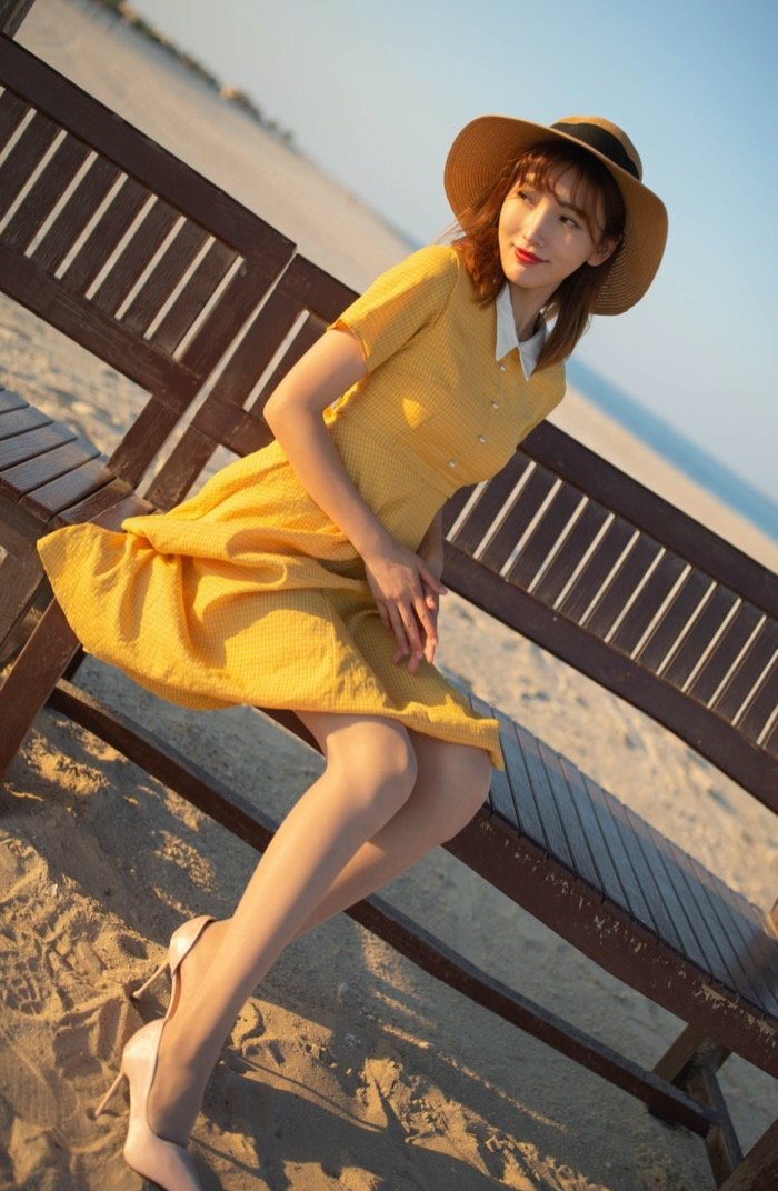 胸罩被摄影师解开！模特陆萱萱人美身材棒姿势又多样