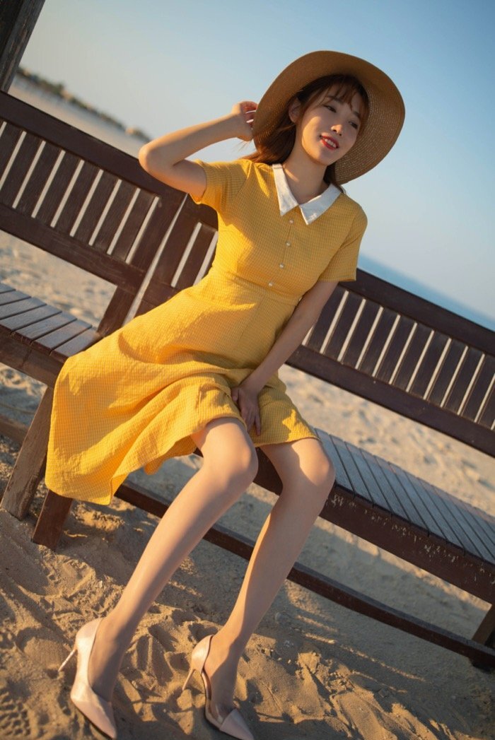 胸罩被摄影师解开！模特陆萱萱人美身材棒姿势又多样