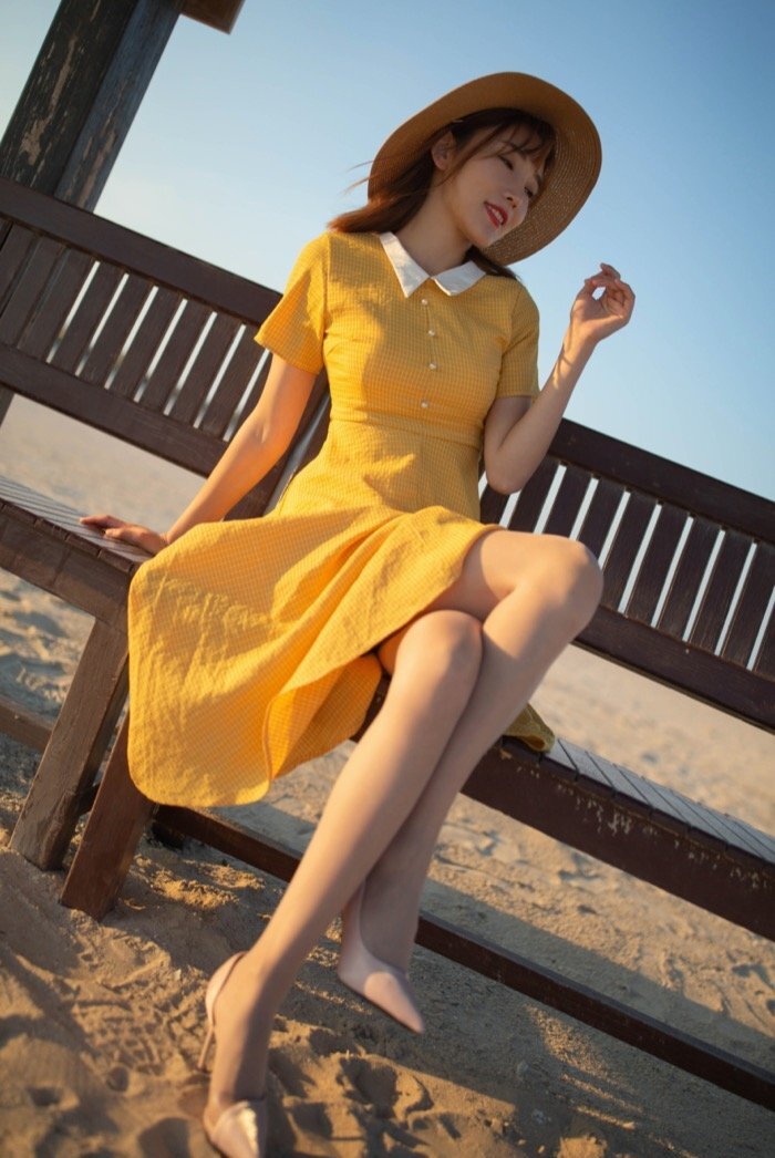 胸罩被摄影师解开！模特陆萱萱人美身材棒姿势又多样