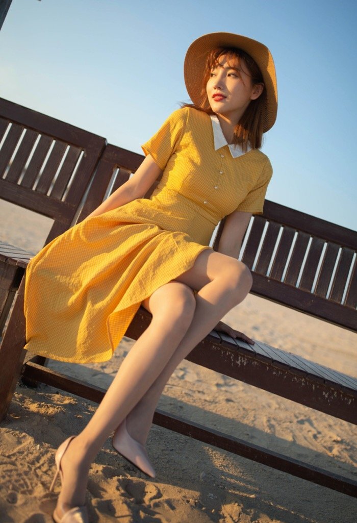 胸罩被摄影师解开！模特陆萱萱人美身材棒姿势又多样