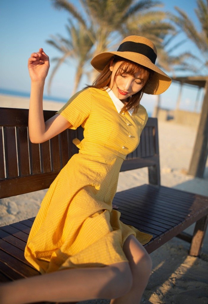 胸罩被摄影师解开！模特陆萱萱人美身材棒姿势又多样