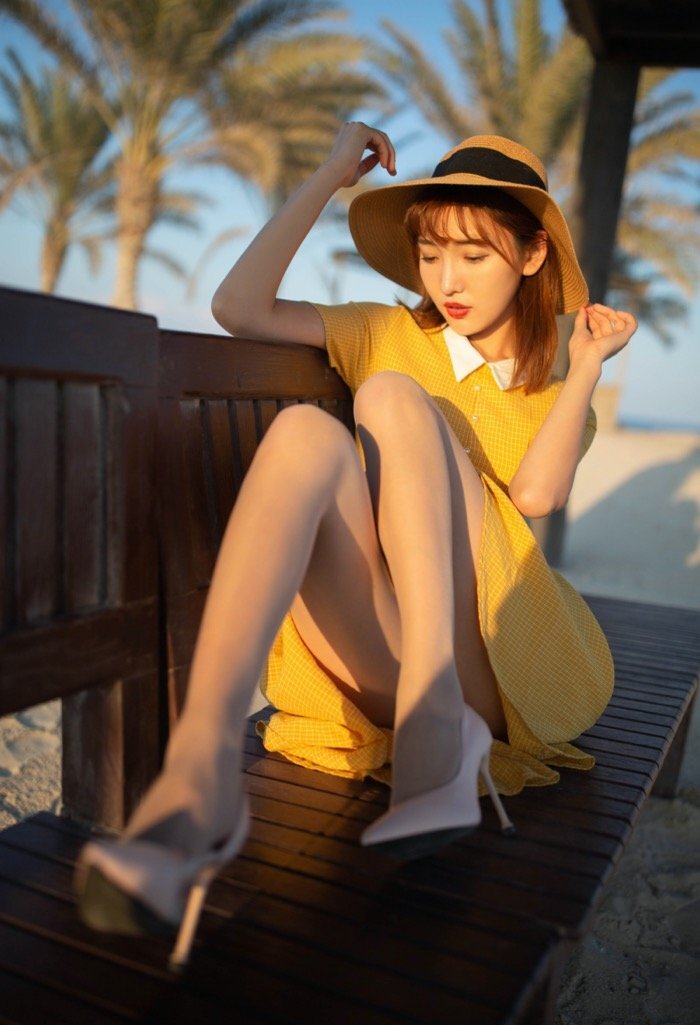 胸罩被摄影师解开！模特陆萱萱人美身材棒姿势又多样