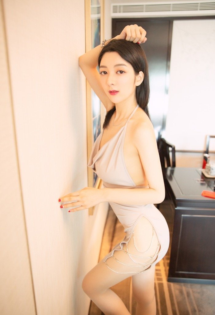 这腿真白！气质女神小热巴高开衩露出大长腿，美不胜收