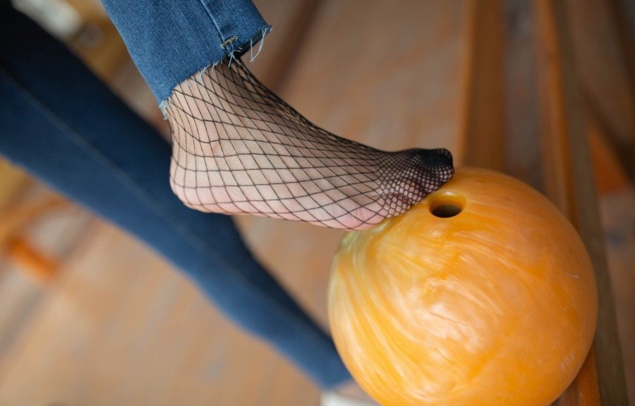 这是打球还是玩球？漂亮女友陆萱萱渔网袜诱惑好羞耻