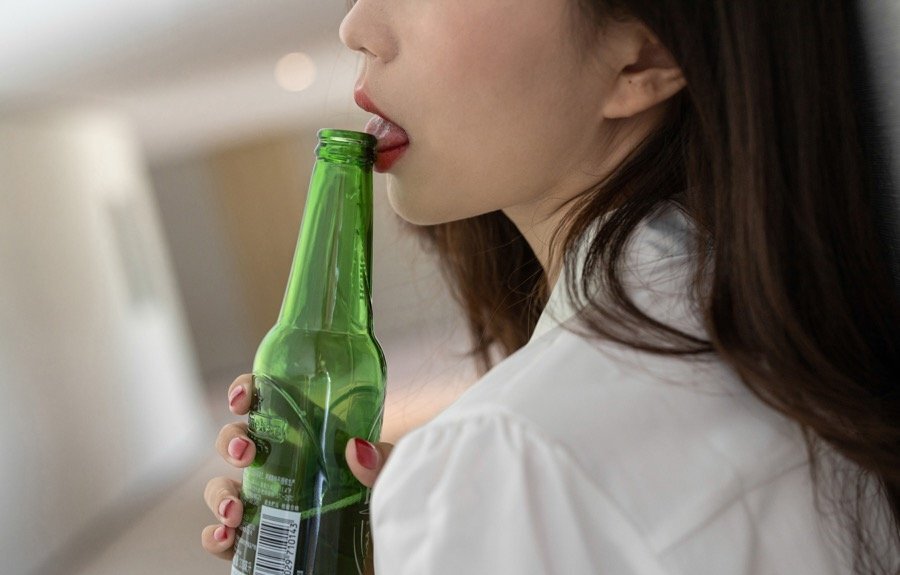 电梯偶遇失恋醉酒女 女神杨紫嫣满足你的尾随幻想