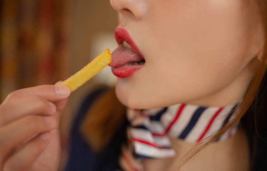 性感女神陆萱萱化身送餐员 暧昧服务令人欲火攻心