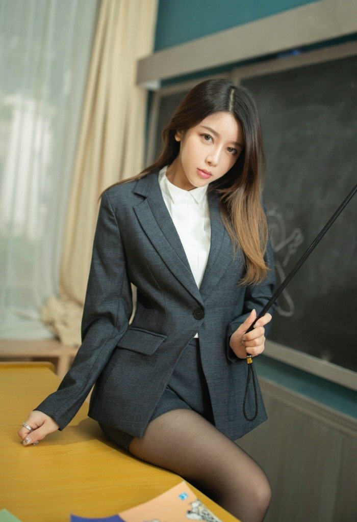 秒杀日本AV！夏诗诗老师真实教室场景上演香艳课堂