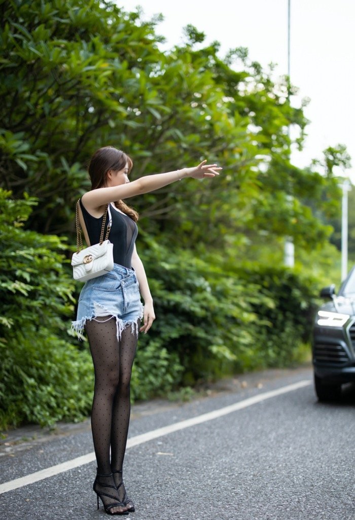 车震剧情层层深入！女神芝芝Booty室外车拍超级刺激