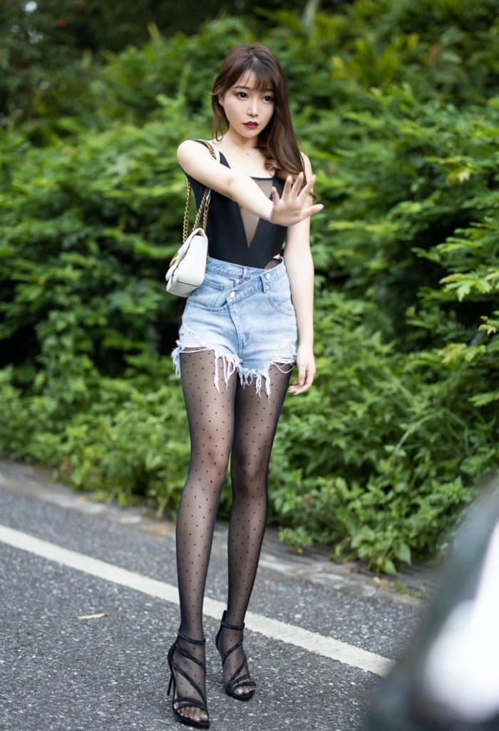 车震剧情层层深入！女神芝芝Booty室外车拍超级刺激