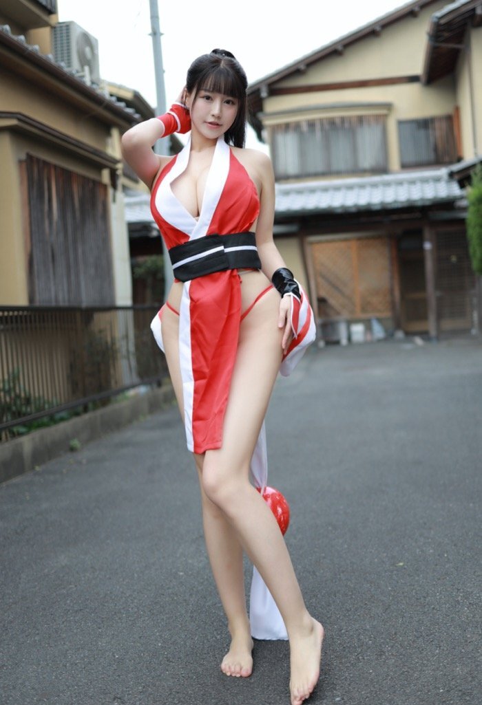 胸大又开放，朱可儿街头上演精彩不知火舞COSPLAY