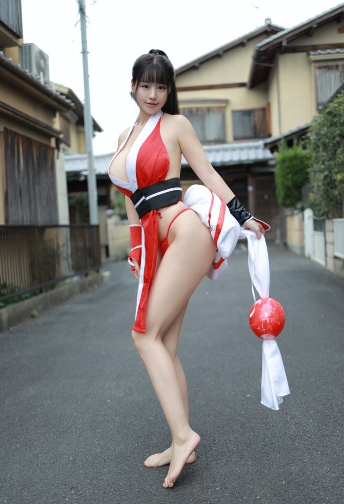 胸大又开放，朱可儿街头上演精彩不知火舞COSPLAY