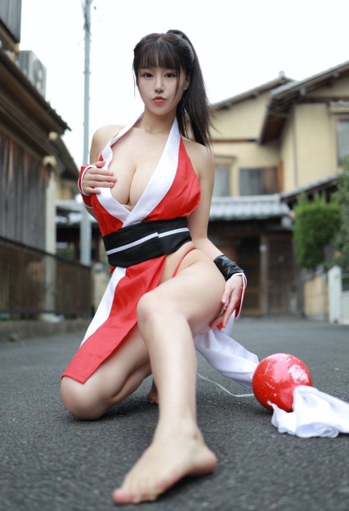 胸大又开放，朱可儿街头上演精彩不知火舞COSPLAY