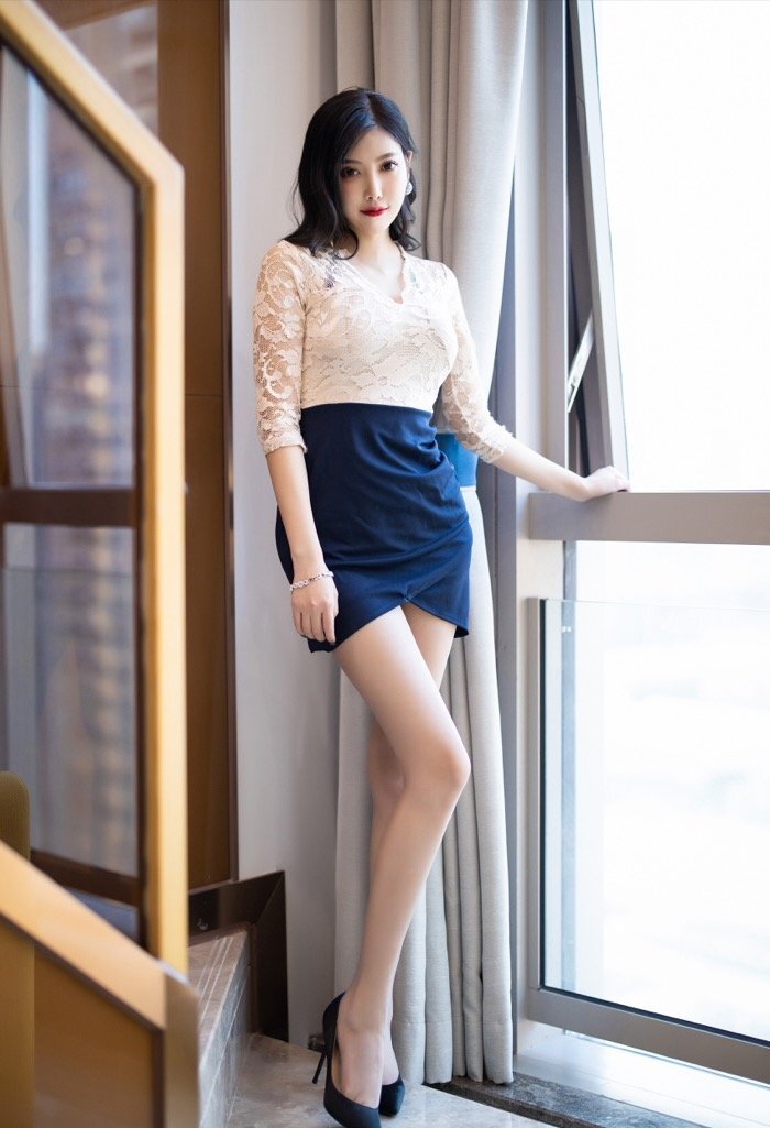 性感宝贝杨晨晨丝袜诱惑，短裙上楼梯满足男人的偷瞄欲