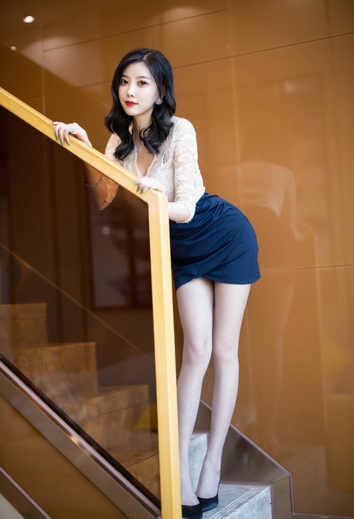 性感宝贝杨晨晨丝袜诱惑，短裙上楼梯满足男人的偷瞄欲