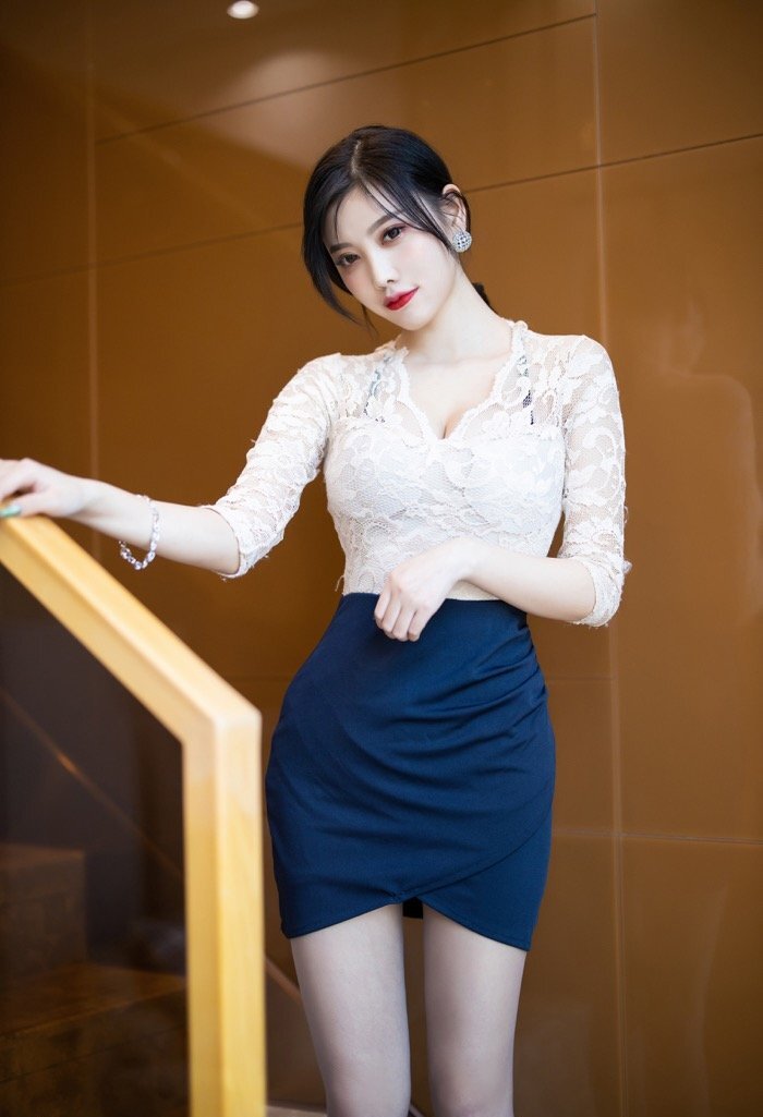 性感宝贝杨晨晨丝袜诱惑，短裙上楼梯满足男人的偷瞄欲