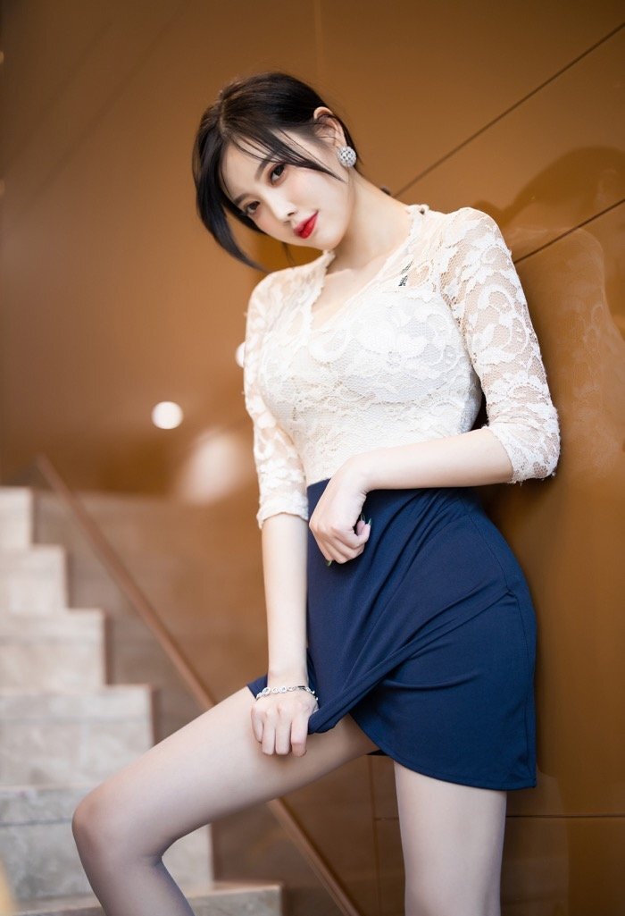性感宝贝杨晨晨丝袜诱惑，短裙上楼梯满足男人的偷瞄欲